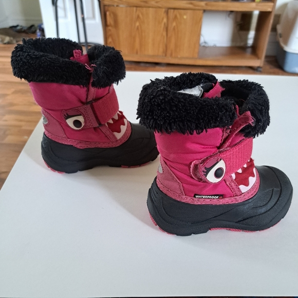 Toddlers Girls Waterproof Winter Boots. Warm And Furry. Eyes And Teeth Design - Picture 6 of 8